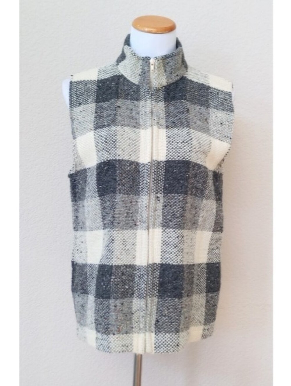 Blarney Woolen Mills vintage sleeveless zip-front vest in a cream and gray plaid